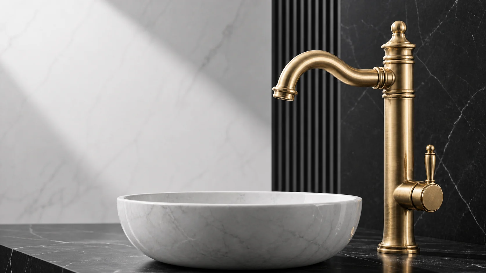 古铜龙头与大理石面盆 / Antique brass faucet with a marble basin