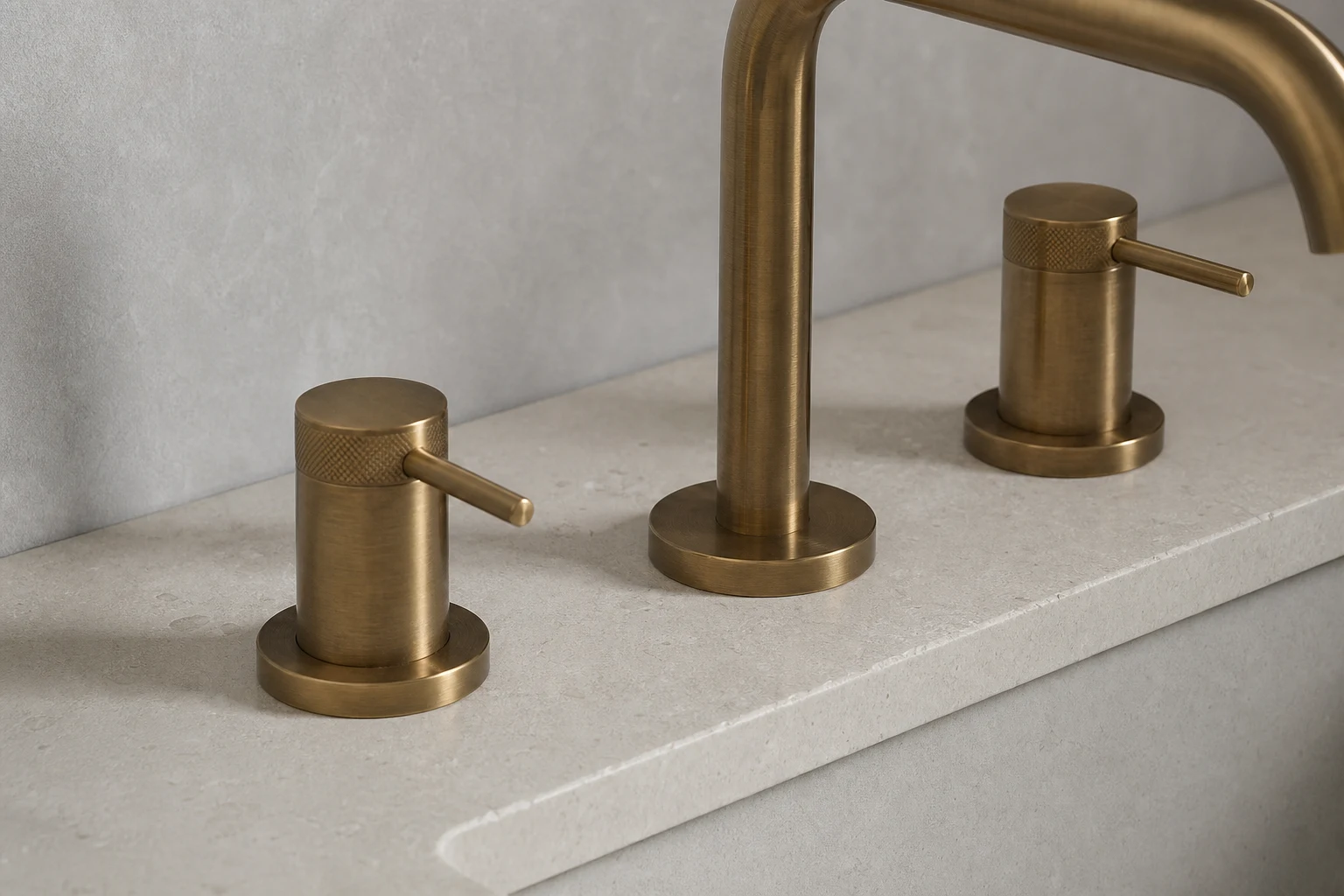 臻铜三孔面盆龙头黄铜表面细节 / Brass three-hole mixer detail