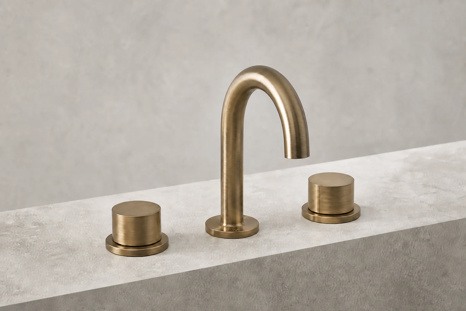 带正大文字蚀刻的臻铜三孔面盆龙头 / Brass Three-hole Basin Mixer by Zhengda.